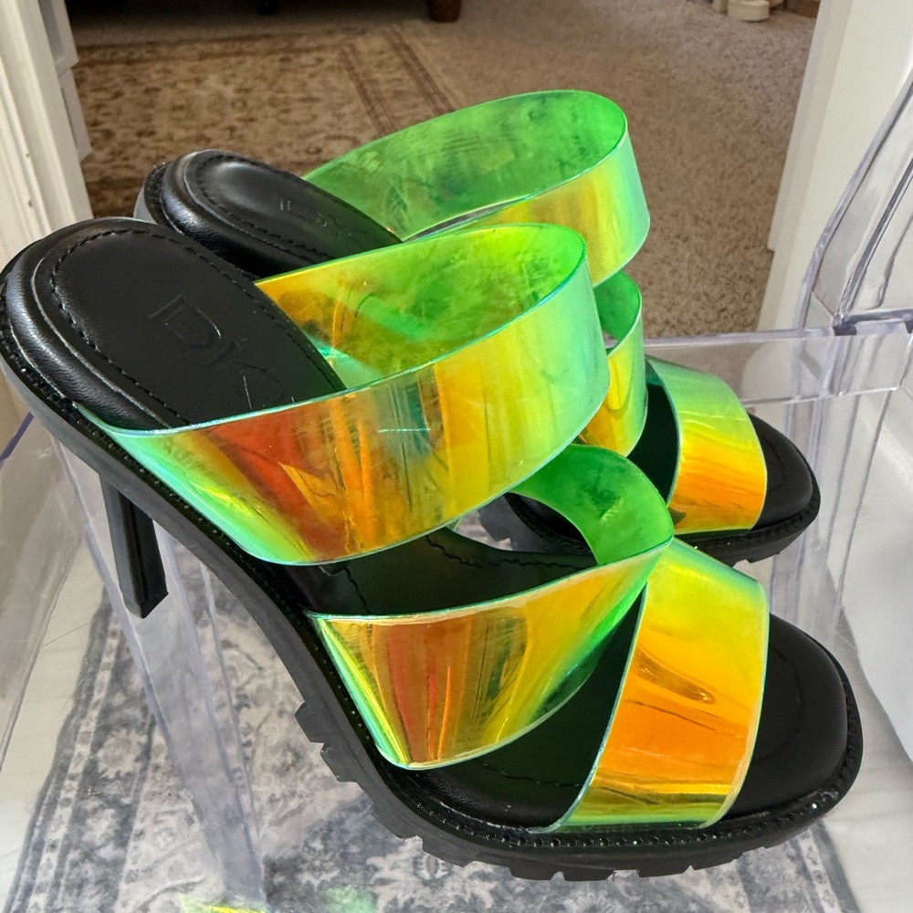 DKNY Iridescent Green and Yellow Heels never worn padded footbed comfy size 7